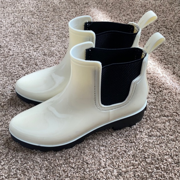 TJMaxx White Booties - Picture 1 of 4